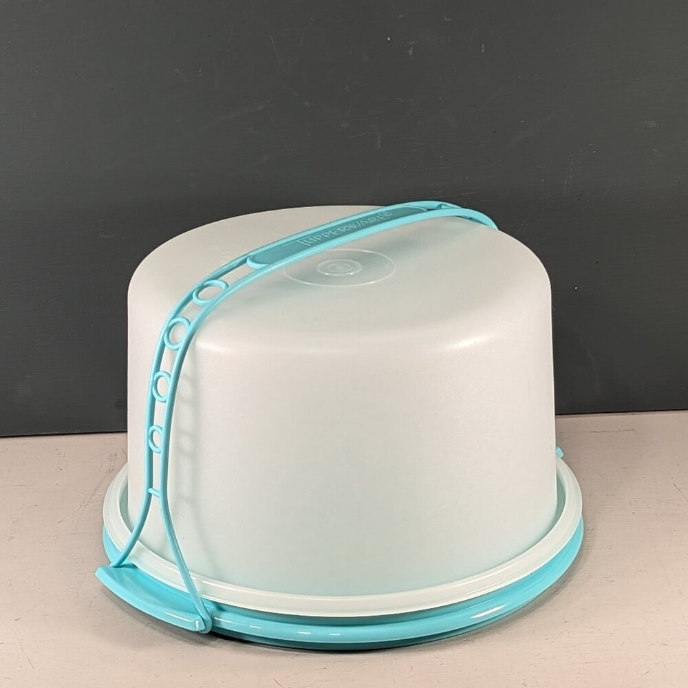 NEW TUPPERWARE Classic Cake taker 10" light blue and frosted white cake keeper